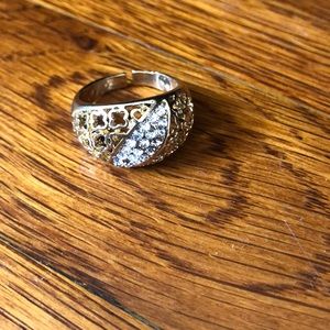 Gold ring with diamonds